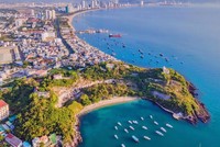 Phát triển Khánh Hòa là đô thị loại I và trở thành thành phố trực thuộc trung ương hiện đại, thông minh, xanh và bền vững; là cực tăng trưởng quan trọng của cả nước, đô thị biển - cửa ngõ quốc tế có sức cạnh tranh cao.