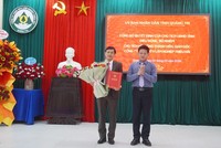 Phó Chủ tịch UBND tỉnh Quảng Trị Lê Văn Bảo trao quyết định điều động, bổ nhiệm ông Hoàng Ngọc Thành giữ chức vụ Chủ tịch Hội đồng thành viên, Giám đốc Công ty TNHH MTV Lâm nghiệp Triệu Hải.