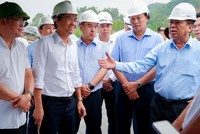 Bộ trưởng Bộ Xây dựng Trần Hồng Minh trao đổi với lãnh đạo Doanh nghiệp dự án cao tốc Đồng Đăng - Trà Lĩnh. 