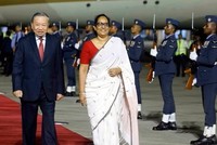 Thủ tướng Sri Lanka Harini Amarasuriya đón Tổng Bí thư, Chủ tịch nước Tô Lâm tại sân bay quốc tế Bandaranaike. Ảnh: TTXVN.
