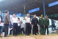 Phó Chủ tịch UBND tỉnh Quảng Trị Lê Đức Tiến (thứ tư từ phải ảnh) kiểm tra hạ tầng Cửa khẩu Quốc tế La Lay