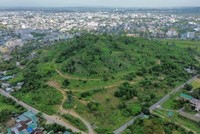 Toàn cảnh núi Thiên Bút.