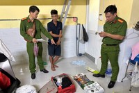 Lực lượng Công an Quảng Trị khám xét nơi ở của Nguyễn Xuân Thành, thu giữ nhiều loại cà phê giả.
