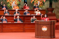 Ủy viên Bộ Chính trị, Bí thư Trung ương Đảng, Chủ tịch UBTƯ MTTQ Việt Nam Bùi Thị Minh Hoài và các đại biểu tiến hành biểu quyết tại Đại hội. Ảnh: Quang Vinh.