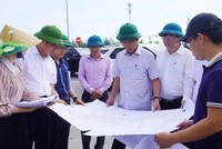 Phó Chủ tịch Thường trực UBND tỉnh Quảng Trị Hoàng Nam (thứ ba, phải ảnh) nghe báo cáo tiến độ Dự án hạ tầng kỹ thuật khu dân cư phía Tây đường 36m, thôn Sa Động - Trung Bính.