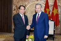 Tổng Bí thư, Chủ tịch nước Tô Lâm và đồng chí Athsaphangthong Siphandone, Ủy viên Trung ương Đảng, Bí thư Thành ủy, Chủ tịch Hội đồng nhân dân thủ đô Viêng Chăn (Lào). Ảnh: Đăng Khoa