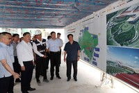 Phó Thủ tướng Thường trực Chính phủ Phạm Gia Túc nghe báo cáo về tiến độ dự án đầu tư mở rộng Cảng hàng không quốc tế Phú Quốc - Ảnh: VGP.