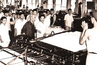 Chủ tịch Hồ Chí Minh thăm Nhà máy in Tiến Bộ, Hà Nội ảnh: ttxvn 