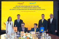 Đại diện LPBS (trái) và đại diện SCEX (phải) thực hiện ký kết thỏa thuận hợp tác.