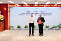 Bộ trưởng Bộ Tài chính Ngô Văn Tuấn trao Quyết định bổ nhiệm ông Lê Mạnh Cường giữ chức Thành viên Hội đồng thành viên Tập đoàn Công nghiệp - năng lượng quốc gia Việt Nam.