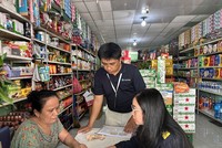 Cán bộ Thuế Đà Nẵng hướng dẫn các hộ kinh doanh kê khai, thực hiện nghĩa vụ thuế. Ảnh: Quốc Việt
