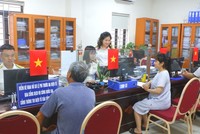 Người nộp thuế và nhân dân được hỗ trợ giải quyết TTHC tại bộ phận một cửa cơ quan Thuế Hà Nội. Ảnh minh họa.