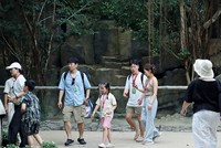 Ảnh: Du khách nước ngoài tham quan Safari Phú Quốc Ảnh: Linh Nguyễn 