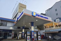 Đối với lĩnh vực xăng dầu, TP.HCM sẽ thiết lập cơ chế cập nhật thường xuyên về tồn kho, kế hoạch nhập khẩu, năng lực cấp hàng và khả năng điều phối giữa các kho cảng, hệ thống phân phối. 