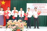 Ban Quản lý Khu kinh tế Phú Yên trao các quyết định chấp thuận chủ trương đầu tư, giấy chứng nhận đăng ký đầu tư cho các nhà đầu tư.