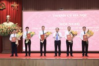 Bí thư Thành ủy Hà Nội Trần Đức Thắng trao các quyết định công tác cán bộ