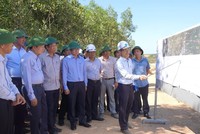 Đại diện BQL dự án báo cáo tiến độ Dự án Quốc lộ 15D đoạn từ cảng Mỹ Thủy đến cao tốc Cam Lộ - La Sơn.