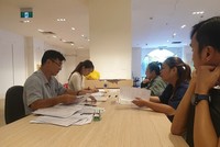 Người dân nộp hồ sơ đăng ký mua nhà ở xã hội tại một dự án tại Đà Nẵng. Ảnh: Linh Đan