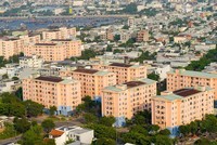Bộ Xây dựng chủ trì, phối hợp với các bộ, cơ quan và các địa phương đề xuất cơ chế phù hợp để huy động, phân bổ, sử dụng ngân sách nhà nước, nguồn lực xã hội cho phát triển nhà ở cho thuê, cơ chế vận hành quản lý (trong đó có cho quản lý kinh doanh thương mại tại các khu nhà cho thuê theo hình thức phù hợp), giao chỉ tiêu cụ thể phát triển nhà ở cho thuê trên cả nước.