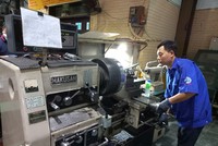 Sản xuất sản phẩm cơ khí chính xác tại một doanh nghiệp ở TP.HCM - Ảnh: Lê Quân