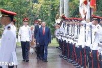 Tổng Bí thư, Chủ tịch nước Tô Lâm và Tổng thống Singapore Tharman Shanmugaratnam duyệt Đội danh dự. (Ảnh: Thống Nhất/TTXVN) 
