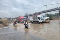 Khu vực nút giao Tân Vạn biến thành "ao nước" lớn sau 1 trận mưa