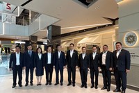 Đại biểu hai đoàn chụp ảnh lưu niệm.