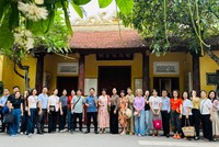 Đoàn đại biểu khảo sát đền Bạch Mã. Ảnh: Hoàng Lân