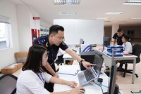 Công chức Hải quan hỗ trợ hướng dẫn doanh nghiệp thực hiện thủ tục hải quan. Ảnh: Đức Thanh.
