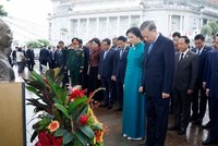 Tổng Bí thư, Chủ tịch nước Tô Lâm dâng hoa tưởng niệm Chủ tịch Hồ Chí Minh tại Singapore 