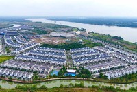 Thay vì tiếp tục dồn nén dân cư vào khu vực trung tâm hiện hữu, các cực tăng trưởng mới sẽ được hình thành dọc theo những hành lang giao thông chiến lược. Ảnh: TT.