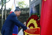 Tổng Bí thư, Chủ tịch nước và Phu nhân dâng hoa tại Tượng đài Bác Hồ ở Manila 