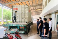 Lực lượng hải quan kiểm tra lô hàng có dấu hiệu vi phạm.