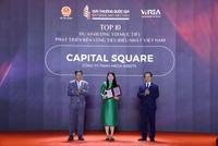 Bà Hoàng Quỳnh Phương - Đại diện Công ty TNHH Mega Assets - chủ đầu tư Dự án Capital Square nhận Danh hiệu.