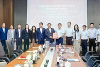 Chủ tịch UBND tỉnh Phú Thọ Trần Duy Đông trao chứng nhận đăng ký đầu tư điều chỉnh cho BYD.