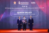 Ông Đinh Sơn Tùng - Đại diện Công ty CP Du lịch Thung lũng Nữ Hoàng - chủ đầu tư Queen Valley Estate – nhận Danh hiệu