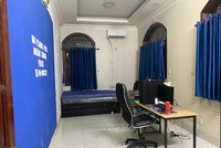 Một căn phòng nơi các đối tượng nước ngoài trú ngụ đã 'đầy đủ" phông bạt mô phỏng cơ quan chức năng nước ngoài cùng máy móc nghi vấn phục vụ lừa đảo online