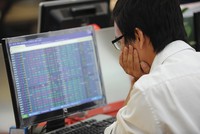 Lãi suất duy trì ở mức cao đang tạo áp lực tái định giá đối với nhiều nhóm cổ phiếu, đặc biệt là ngân hàng và chứng khoán