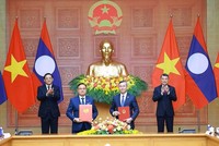Bộ trưởng Bộ Tài chính Việt Nam và Phó Thủ tướng, Bộ trưởng Bộ Tài chính Lào trao Thỏa thuận hợp tác giai đoạn 2026-2030 dưới sự chứng kiến của Thủ tướng Chính phủ hai nước. Ảnh: Đức Thanh.