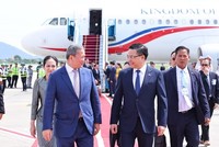 Bộ trưởng Bộ Công Thương Lê Mạnh Hùng đón Thủ tướng Campuchia Samdech Moha Borvor Thipadei Hun Manet tại Sân bay quốc tế Nội Bài (Hà Nội). (Ảnh: Minh Đức/TTXVN)