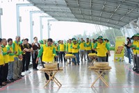 Bà con tham gia gameshow
