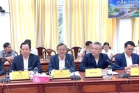 Chủ tịch UBND TP. Cần Thơ Trương Cảnh Tuyên (thứ 2 từ trái sang, hàng đầu) phát biểu tại buổi làm việc