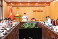 Tổ công tác số 1 của UBND tỉnh Lâm Đồng họp phiên thứ 4 nhằm đánh giá tình hình và đề ra phương hướng xử lý, tháo gỡ khó khăn, vướng mắc đối với các dự án đầu tư ngoài ngân sách giai đoạn 2. Ảnh: Kim Hiền