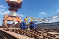 Công nhân Nhà máy đóng tàu Nam Triệu kiểm tra thép vỏ tàu trước khi đưa vào gia công 