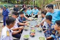 Chị Phùng Thị Bình, Phó tổng giám đốc Agribank (đứng thứ hai từ phải sang) trong chuyến công tác ở Trường Sa mới đây (Ảnh: Bình Phạm)