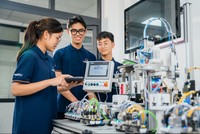 Đến năm 2030, đào tạo, bồi dưỡng tối thiểu 500.000 nhân lực AI và nhân lực triển khai AI trong khu vực công, doanh nghiệp và các ngành, lĩnh vực trọng điểm.