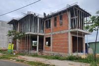 Việc thiết kế xây dựng, thi công xây dựng công trình nhà ở riêng lẻ phải tuân thủ quy định của tiêu chuẩn, quy chuẩn kỹ thuật và quy định khác có liên quan được ban hành bởi cơ quan nhà nước có thẩm quyền. 