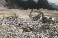 Đất đá thải trong khai thác than tại Quảng Ninh.