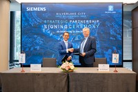 Ông Phạm Thái Lai (trái), Chủ tịch kiêm Tổng giám đốc Siemens khu vực ASEAN và Việt Nam và ông Ole Bollingtoft, Tổng Giám đốc Pacific Land Việt Nam trao biên bản ghi nhớ