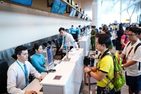 Khách hàng làm thủ tục tại sân bay.